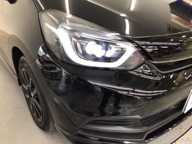 フィット ｅ：ＨＥＶホームブラックスタイル　デモカーＵＰ・ＬＥＤ・フルセグ・ホンダＣＯＮＮＥＣＴ・純正ＡＷ・ＥＴＣ　全周囲カメラ　オートライト　Ｂカメラ　１オーナー　ＬＥＤライト　クリアランスソナー　サイドＳＲＳ　オートクルーズコントロール（3枚目）