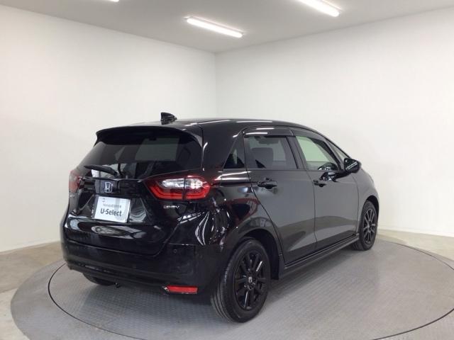 フィット ｅ：ＨＥＶホームブラックスタイル　デモカーＵＰ・ＬＥＤ・フルセグ・ホンダＣＯＮＮＥＣＴ・純正ＡＷ・ＥＴＣ　全周囲カメラ　オートライト　Ｂカメラ　１オーナー　ＬＥＤライト　クリアランスソナー　サイドＳＲＳ　オートクルーズコントロール（4枚目）