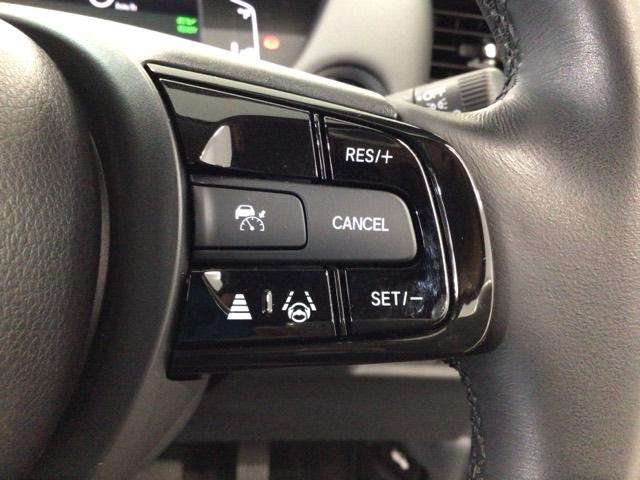 フィット ｅ：ＨＥＶホームブラックスタイル　デモカーＵＰ・ＬＥＤ・フルセグ・ホンダＣＯＮＮＥＣＴ・純正ＡＷ・ＥＴＣ　全周囲カメラ　オートライト　Ｂカメラ　１オーナー　ＬＥＤライト　クリアランスソナー　サイドＳＲＳ　オートクルーズコントロール（5枚目）