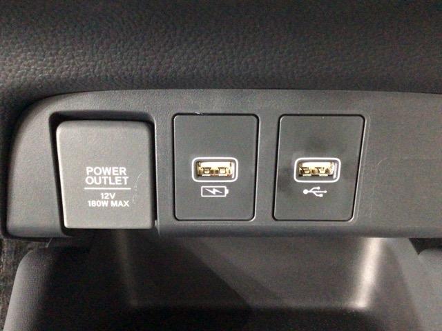 フィット ｅ：ＨＥＶホームブラックスタイル　デモカーＵＰ・ＬＥＤ・フルセグ・ホンダＣＯＮＮＥＣＴ・純正ＡＷ・ＥＴＣ　全周囲カメラ　オートライト　Ｂカメラ　１オーナー　ＬＥＤライト　クリアランスソナー　サイドＳＲＳ　オートクルーズコントロール（10枚目）