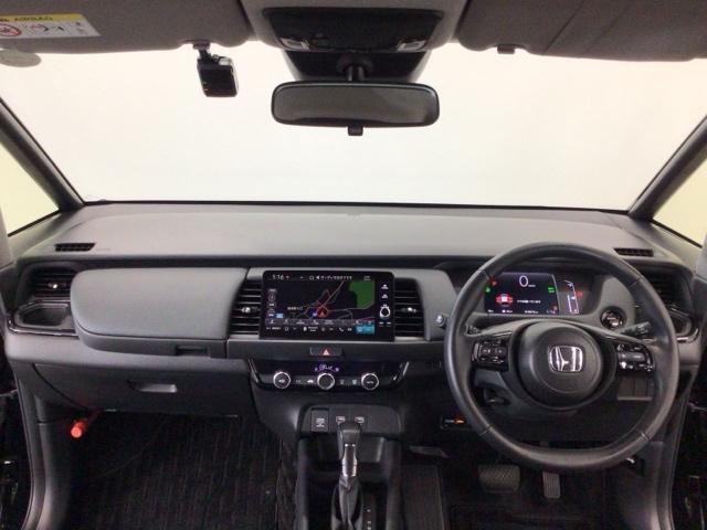 フィット ｅ：ＨＥＶホームブラックスタイル　デモカーＵＰ・ＬＥＤ・フルセグ・ホンダＣＯＮＮＥＣＴ・純正ＡＷ・ＥＴＣ　全周囲カメラ　オートライト　Ｂカメラ　１オーナー　ＬＥＤライト　クリアランスソナー　サイドＳＲＳ　オートクルーズコントロール（16枚目）