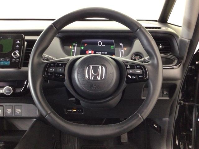 フィット ｅ：ＨＥＶホームブラックスタイル　デモカーＵＰ・ＬＥＤ・フルセグ・ホンダＣＯＮＮＥＣＴ・純正ＡＷ・ＥＴＣ　全周囲カメラ　オートライト　Ｂカメラ　１オーナー　ＬＥＤライト　クリアランスソナー　サイドＳＲＳ　オートクルーズコントロール（17枚目）