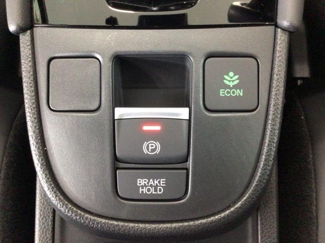 フィット ｅ：ＨＥＶホームブラックスタイル　デモカーＵＰ・ＬＥＤ・フルセグ・ホンダＣＯＮＮＥＣＴ・純正ＡＷ・ＥＴＣ　全周囲カメラ　オートライト　Ｂカメラ　１オーナー　ＬＥＤライト　クリアランスソナー　サイドＳＲＳ　オートクルーズコントロール（21枚目）