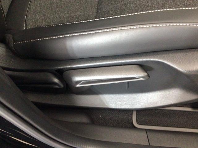 フィット ｅ：ＨＥＶホームブラックスタイル　デモカーＵＰ・ＬＥＤ・フルセグ・ホンダＣＯＮＮＥＣＴ・純正ＡＷ・ＥＴＣ　全周囲カメラ　オートライト　Ｂカメラ　１オーナー　ＬＥＤライト　クリアランスソナー　サイドＳＲＳ　オートクルーズコントロール（26枚目）