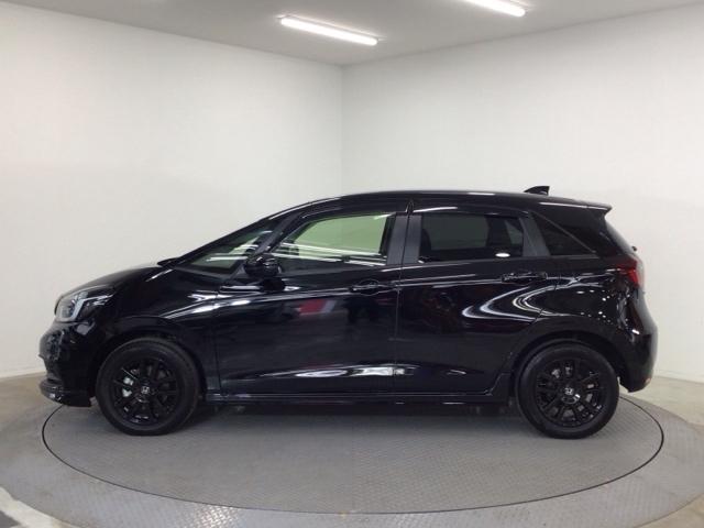 フィット ｅ：ＨＥＶホームブラックスタイル　デモカーＵＰ・ＬＥＤ・フルセグ・ホンダＣＯＮＮＥＣＴ・純正ＡＷ・ＥＴＣ　全周囲カメラ　オートライト　Ｂカメラ　１オーナー　ＬＥＤライト　クリアランスソナー　サイドＳＲＳ　オートクルーズコントロール（28枚目）