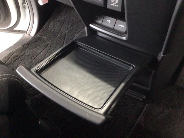 ステップワゴンスパーダ スパーダ・クールスピリットホンダセンシング　ＬＥＤ・フルセグ・メモリナビ・後席モニター・純正ＡＷ・両側電動ドア・ＥＴＣ　サイドエアバック　スマートキ　左右電動スライドドア　バックモニタ　Ｗエアコン　地ＴＶ　ナビ＆ＴＶ　三列シート　ＵＳＢ　ＡＡＣ（28枚目）