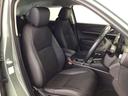【前席】体を包み込むような形状でホールド感のあるフロントシート。しっかりと支えてくれるので長時間の運転を快適にサポートしてくれます。もちろん足元もゆったりしてますのでおくつろぎいただけます♪