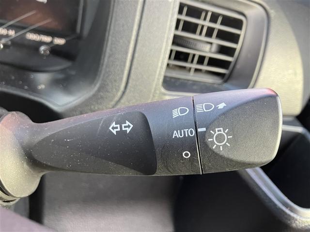 オートライトで早めのヘッドライト点灯。夕暮れ時の事故を軽減します。