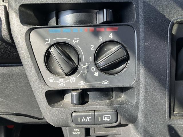 エアコンは手動での操作です。