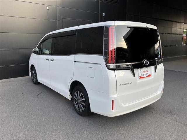 エスクァイア Ｇｉ　プレミアムパッケージ　ブラックテーラード　フルセグ　メモリーナビ　ＤＶＤ再生　後席モニター　バックカメラ　衝突被害軽減システム　ＥＴＣ　両側電動スライド　ＬＥＤヘッドランプ　乗車定員７人　３列シート　ワンオーナー　アイドリングストップ（5枚目）