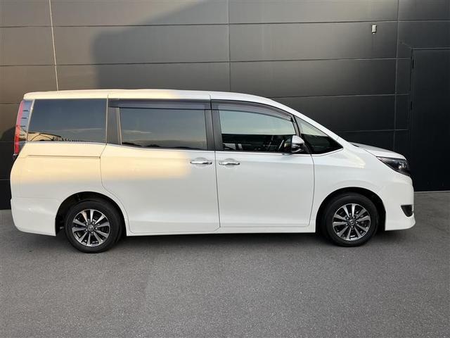 エスクァイア Ｇｉ　プレミアムパッケージ　ブラックテーラード　フルセグ　メモリーナビ　ＤＶＤ再生　後席モニター　バックカメラ　衝突被害軽減システム　ＥＴＣ　両側電動スライド　ＬＥＤヘッドランプ　乗車定員７人　３列シート　ワンオーナー　アイドリングストップ（6枚目）