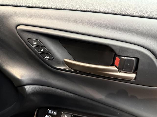 クラウンスポーツ Ｚ　全国対応２年保証・１２．３インチディスプレイ・デジタルインナーミラー・パノラミックビューモニター　シートクーラー　本革　シートヒーター　マルチビューカメラ　オートパーキング　電動トランク（31枚目）