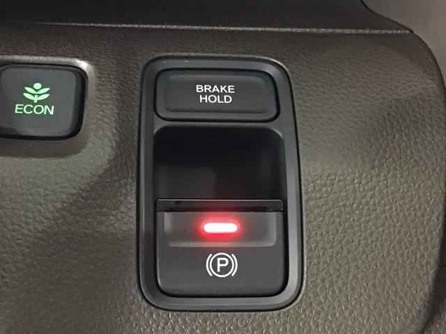 指先の操作でパーキングブレーキの「作動と解除」が行うことができる装備。ブレーキペダルから足を離しても停止し続けてくれるオートブレーキホールド機能。信号待ちなどの際には便利。ＥＣＯ運転で低燃費走行♪
