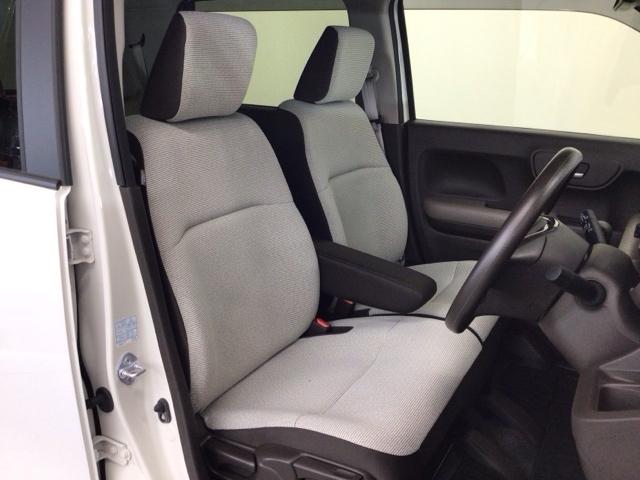 【前席】充分な広さを確保した、快適な前席！インテリアカラーも落ち着いたお色です♪センターアームレストも付いて、リラックスした姿勢で運転していただけます♪