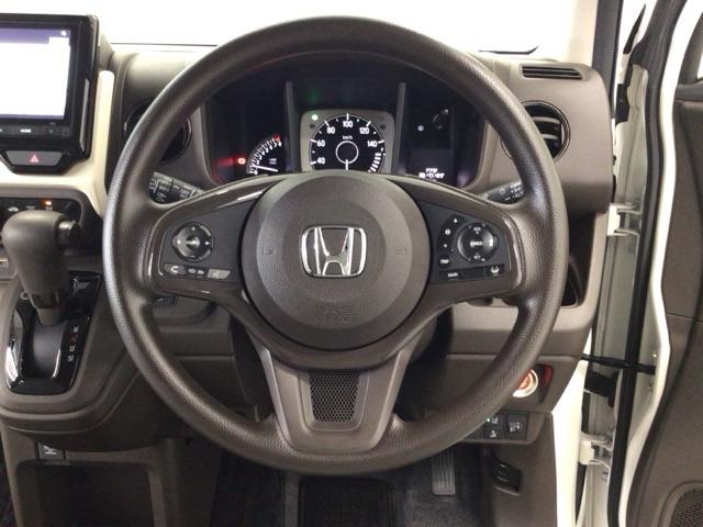 【ハンドル】運転にかかわる様々な操作を安全に行えるように視点移動が少なく操作性に配慮されたスイッチ類が凝縮されたコックピットです。