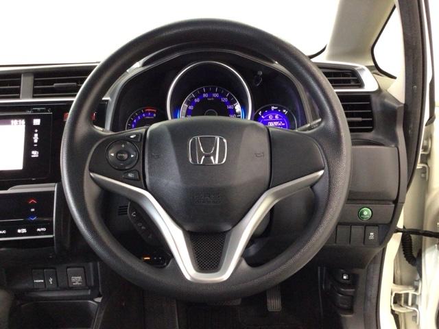 【ハンドル】手元でオーディオの操作ができる便利なステアリングリモコンが装備されてます♪視線を大きく移動させずにすむので、安全にも繋がります♪