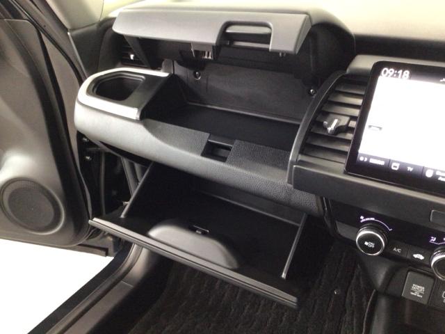 フィット ホーム　デモカーＵＰ・ＬＥＤ・フルセグ・メモリナビ・バックカメラ・スマートキー　衝突軽減　リアカメラ　ソナー　ＵＳＢ接続　ＡＡＣ　横滑り防止機能　サイドエアバック　ワンオーナー車　オートライト　ＬＥＤライト（28枚目）