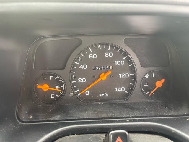 サンバートラック ＴＢ　４ＷＤ　５速マニュアル　エアコン　パワステ　運転席エアバッグ　三方開（3枚目）