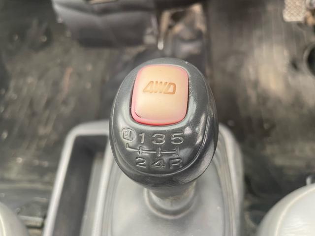 サンバートラック ＴＢ　４ＷＤ　５速マニュアル　エアコン　パワステ　運転席エアバッグ　三方開（4枚目）