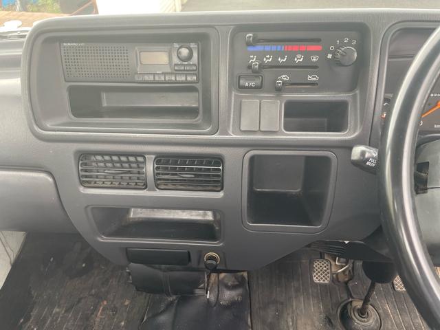 サンバートラック ＴＢ　４ＷＤ　５速マニュアル　エアコン　パワステ　運転席エアバッグ　三方開（5枚目）