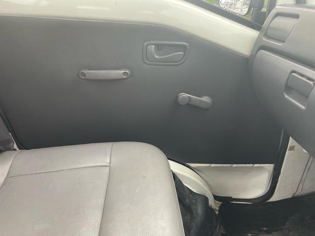 サンバートラック ＴＢ　４ＷＤ　５速マニュアル　エアコン　パワステ　運転席エアバッグ　三方開（7枚目）