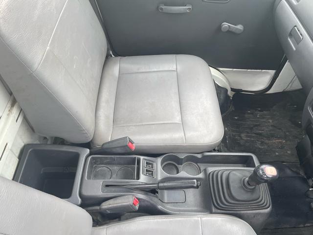 サンバートラック ＴＢ　４ＷＤ　５速マニュアル　エアコン　パワステ　運転席エアバッグ　三方開（8枚目）