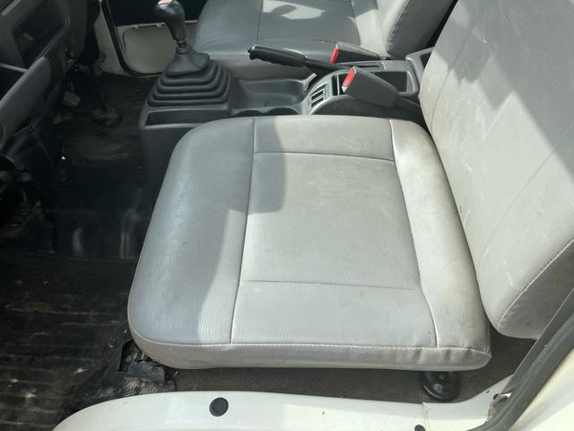 サンバートラック ＴＢ　４ＷＤ　５速マニュアル　エアコン　パワステ　運転席エアバッグ　三方開（13枚目）