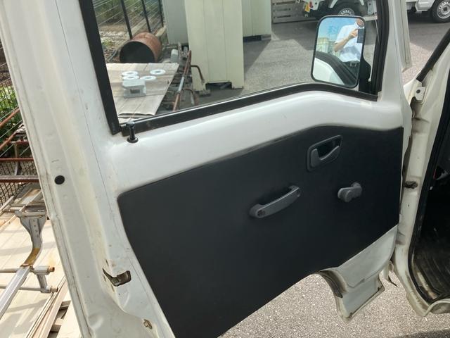 サンバートラック ＴＢ　４ＷＤ　５速マニュアル　エアコン　パワステ　運転席エアバッグ　三方開（18枚目）