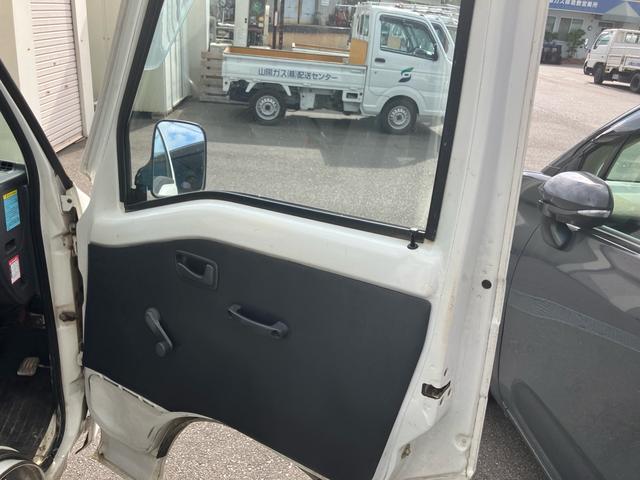 サンバートラック ＴＢ　４ＷＤ　５速マニュアル　エアコン　パワステ　運転席エアバッグ　三方開（19枚目）