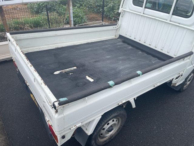 サンバートラック ＴＢ　４ＷＤ　５速マニュアル　エアコン　パワステ　運転席エアバッグ　三方開（24枚目）