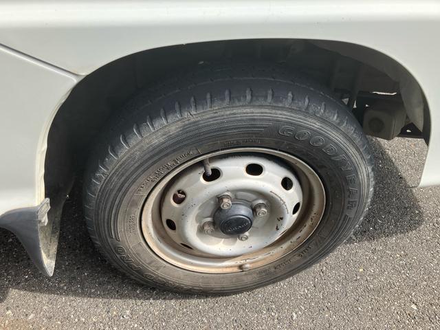 サンバートラック ＴＢ　４ＷＤ　５速マニュアル　エアコン　パワステ　運転席エアバッグ　三方開（26枚目）