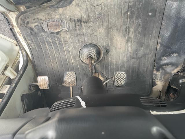 サンバートラック ＴＢ　４ＷＤ　５速マニュアル　エアコン　パワステ　運転席エアバッグ　三方開（31枚目）
