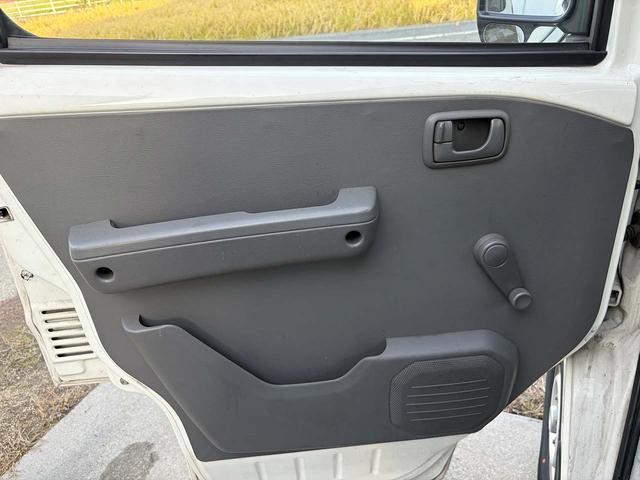 ミニキャブバン ＣＤ　両側スライドドア　５速マニュアル　軽バン　ハイルーフ　集中ドアロック　Ｗエアバック　パワステ　エアコン　４人乗り　タイヤ新品交換　スパークプラグ新品交換　修復歴なし（15枚目）