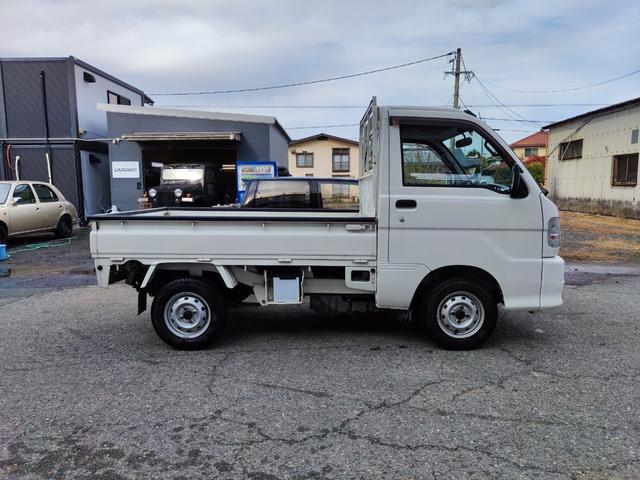 スペシャル パートタイム4WD 5速マニュアル 純正ラジオデッキ 3方開 回転レバー式ウインドウ 走行28000km シート破れなし(4枚目)