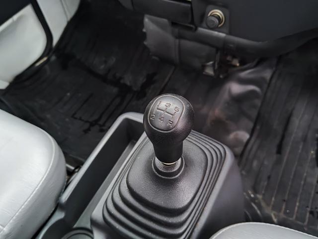 TB 5速マニュアル 運転席エアバッグ 三方開 荷台ゴムマット付き 純正ラジオデッキ リアエンジン EN07 クローバー4 軽トラ(15枚目)