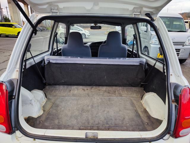 TA 5速マニュアル 4ナンバー登録車 軽貨物 3ドア エアコン パワーステアリング 衝突安全ボディ 純正ラジオデッキ 荷台フラット(14枚目)