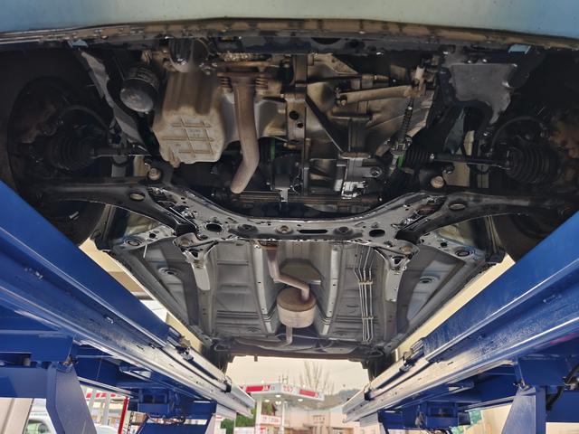 キャロル ＧＦ　５速マニュアル　横滑り防止機能　盗難警報装置　フロントパワーウインドウ　パワステ　マニュアルエアコン　エアバッグ　衝突安全ボディ　ワイヤレスキー　助手席エアバック　ＡＢＳ付（31枚目）