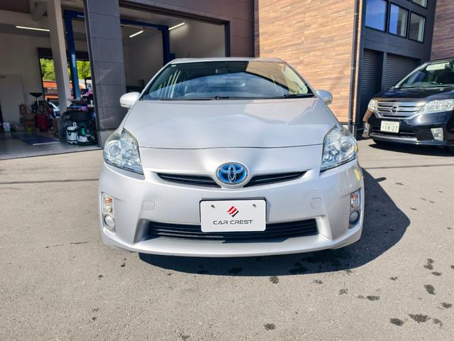 プリウス Ｓ　アイドリングストップ搭載　格納ミラー　Ｂモニタ－　ＡＵＴＯライト　インテリキー　ＨＤＤナビゲーション　デュアルエアバック　エアＢ　イモビライザー　ナビＴＶ　ＡＵＴＯエアコン　横スベリ防止　ＥＴＣ装備（2枚目）