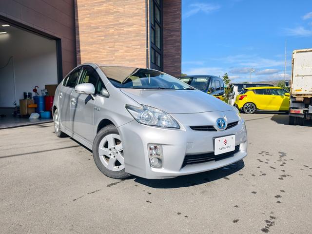 プリウス Ｓ　アイドリングストップ搭載　格納ミラー　Ｂモニタ－　ＡＵＴＯライト　インテリキー　ＨＤＤナビゲーション　デュアルエアバック　エアＢ　イモビライザー　ナビＴＶ　ＡＵＴＯエアコン　横スベリ防止　ＥＴＣ装備（3枚目）