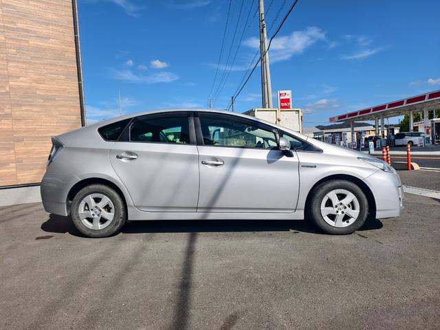 プリウス Ｓ　アイドリングストップ搭載　格納ミラー　Ｂモニタ－　ＡＵＴＯライト　インテリキー　ＨＤＤナビゲーション　デュアルエアバック　エアＢ　イモビライザー　ナビＴＶ　ＡＵＴＯエアコン　横スベリ防止　ＥＴＣ装備（4枚目）