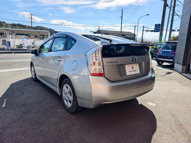 プリウス Ｓ　アイドリングストップ搭載　格納ミラー　Ｂモニタ－　ＡＵＴＯライト　インテリキー　ＨＤＤナビゲーション　デュアルエアバック　エアＢ　イモビライザー　ナビＴＶ　ＡＵＴＯエアコン　横スベリ防止　ＥＴＣ装備（6枚目）