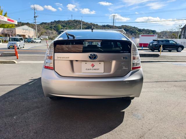 プリウス Ｓ　アイドリングストップ搭載　格納ミラー　Ｂモニタ－　ＡＵＴＯライト　インテリキー　ＨＤＤナビゲーション　デュアルエアバック　エアＢ　イモビライザー　ナビＴＶ　ＡＵＴＯエアコン　横スベリ防止　ＥＴＣ装備（7枚目）