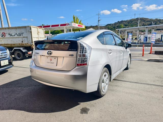 プリウス Ｓ　アイドリングストップ搭載　格納ミラー　Ｂモニタ－　ＡＵＴＯライト　インテリキー　ＨＤＤナビゲーション　デュアルエアバック　エアＢ　イモビライザー　ナビＴＶ　ＡＵＴＯエアコン　横スベリ防止　ＥＴＣ装備（8枚目）