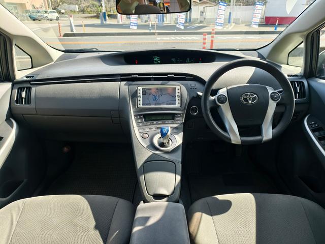 プリウス Ｓ　アイドリングストップ搭載　格納ミラー　Ｂモニタ－　ＡＵＴＯライト　インテリキー　ＨＤＤナビゲーション　デュアルエアバック　エアＢ　イモビライザー　ナビＴＶ　ＡＵＴＯエアコン　横スベリ防止　ＥＴＣ装備（9枚目）