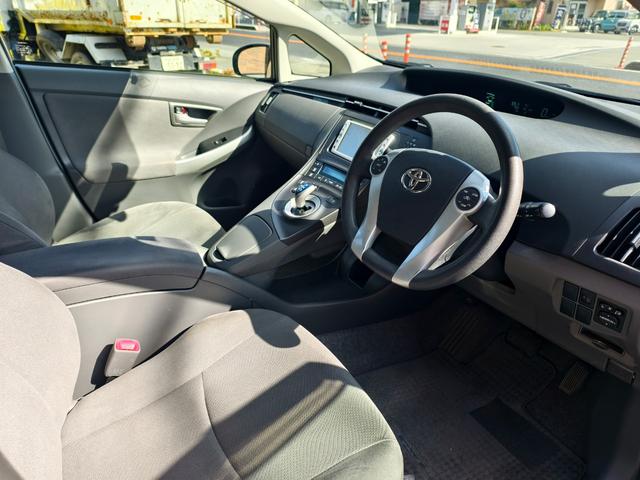 プリウス Ｓ　アイドリングストップ搭載　格納ミラー　Ｂモニタ－　ＡＵＴＯライト　インテリキー　ＨＤＤナビゲーション　デュアルエアバック　エアＢ　イモビライザー　ナビＴＶ　ＡＵＴＯエアコン　横スベリ防止　ＥＴＣ装備（10枚目）