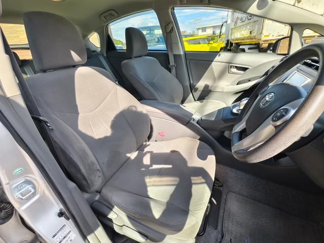 プリウス Ｓ　アイドリングストップ搭載　格納ミラー　Ｂモニタ－　ＡＵＴＯライト　インテリキー　ＨＤＤナビゲーション　デュアルエアバック　エアＢ　イモビライザー　ナビＴＶ　ＡＵＴＯエアコン　横スベリ防止　ＥＴＣ装備（11枚目）