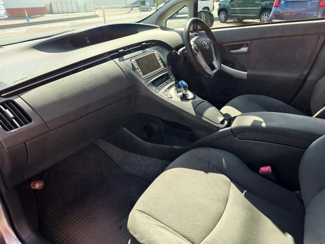 プリウス Ｓ　アイドリングストップ搭載　格納ミラー　Ｂモニタ－　ＡＵＴＯライト　インテリキー　ＨＤＤナビゲーション　デュアルエアバック　エアＢ　イモビライザー　ナビＴＶ　ＡＵＴＯエアコン　横スベリ防止　ＥＴＣ装備（12枚目）