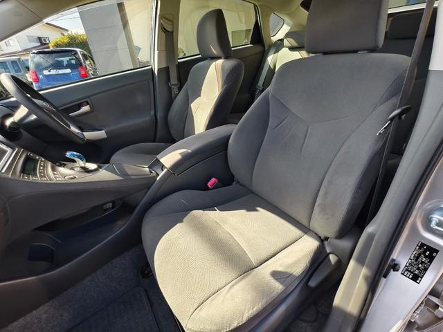 プリウス Ｓ　アイドリングストップ搭載　格納ミラー　Ｂモニタ－　ＡＵＴＯライト　インテリキー　ＨＤＤナビゲーション　デュアルエアバック　エアＢ　イモビライザー　ナビＴＶ　ＡＵＴＯエアコン　横スベリ防止　ＥＴＣ装備（13枚目）