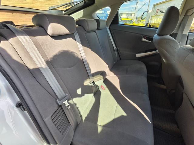 プリウス Ｓ　アイドリングストップ搭載　格納ミラー　Ｂモニタ－　ＡＵＴＯライト　インテリキー　ＨＤＤナビゲーション　デュアルエアバック　エアＢ　イモビライザー　ナビＴＶ　ＡＵＴＯエアコン　横スベリ防止　ＥＴＣ装備（15枚目）