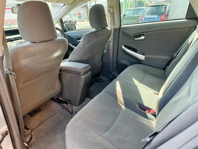 プリウス Ｓ　アイドリングストップ搭載　格納ミラー　Ｂモニタ－　ＡＵＴＯライト　インテリキー　ＨＤＤナビゲーション　デュアルエアバック　エアＢ　イモビライザー　ナビＴＶ　ＡＵＴＯエアコン　横スベリ防止　ＥＴＣ装備（16枚目）